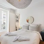 A Deux Pas De Montmartre